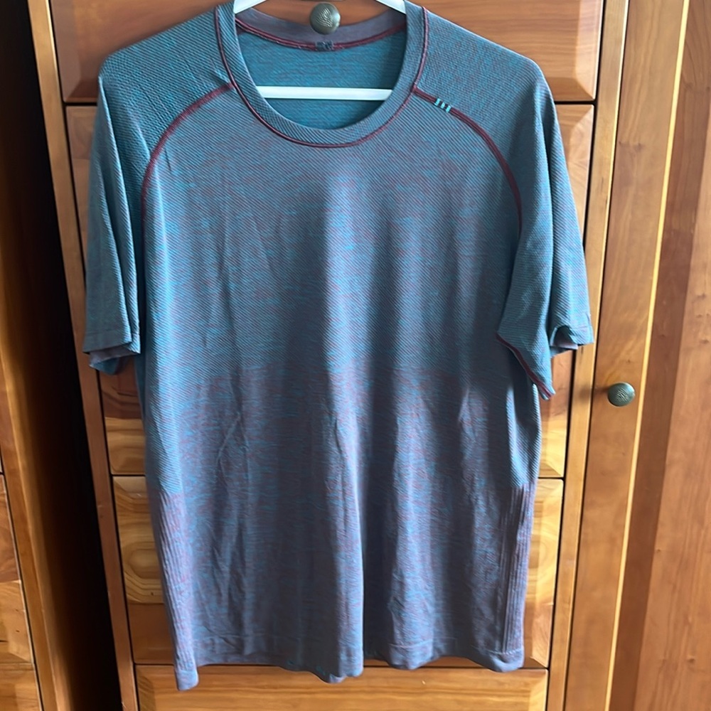 Mens Lululemon athletic shirt “Live in practice” size L color green/maroon